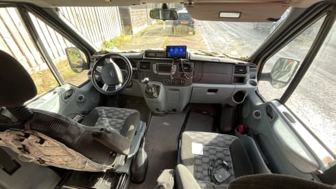 Lonnie – 4-seater Ford bus from 2026