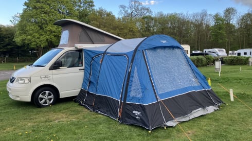 Gemütlicher VW Transporter Campervan – 4 Schlafplätze • Haustiere erlaubt • Markise & Heizung