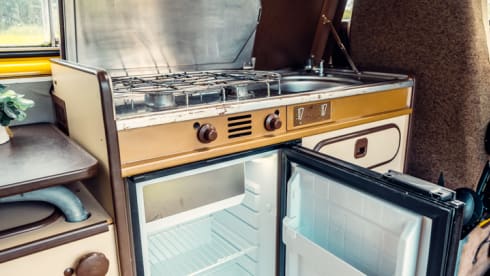 Simba – the yellow retro Volkswagen van with lifting roof