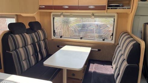 3p. Compact, complete and comfortable Sunroof Dethleffs semi-integrated.