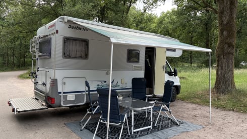 Lovely and practical Dethleffs camper for 2 to 5 people. 