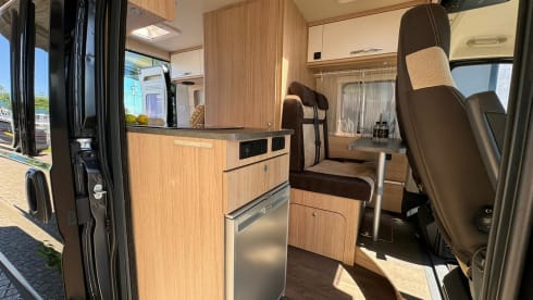 Complete Camperbus – Pössl camper Automaat met dakairco