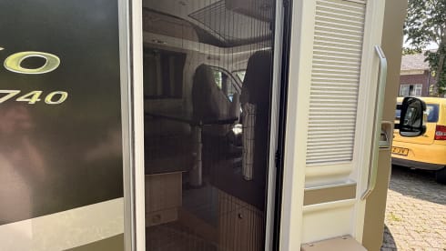 Burstner Nexxo T740 – 3p Bürstner semi-integrated uit 2015