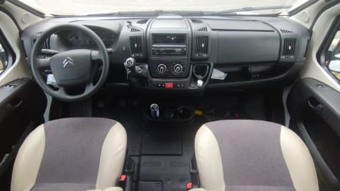 Compacte camper met fietsendrager handig voor een weekendje met 2