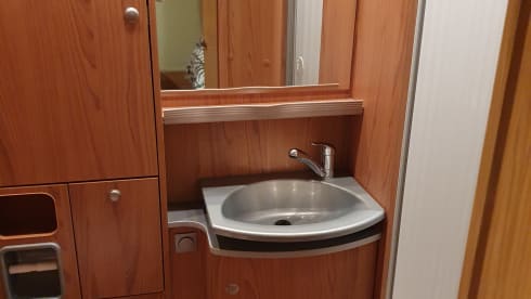 Bernie G – Luxurious and spacious high quality German built integrated motorhome