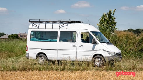 Marcelleke – Super cozy converted Mercedes Sprinter campervan L2H2