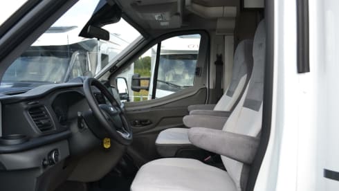 15 LMC H664 – Lmc Tourer Lift (2024) 2-4 persons automatic