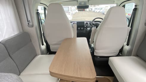 Winding Road – Camper di lusso Pilote P740FGJ del 2026 con 4 posti letto.