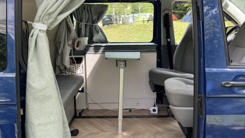 Billy – Cute 4p VW T5 Campervan with pop-up roof and complete equipment
