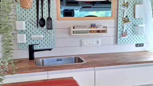 Riebedebie and we're gone! Super cozy converted Opel Movano 2p