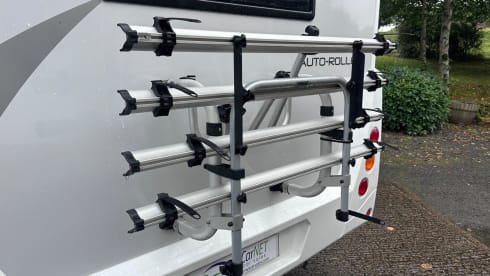 Bee – Fabulous six berth, five seat belt spacious motorhome 