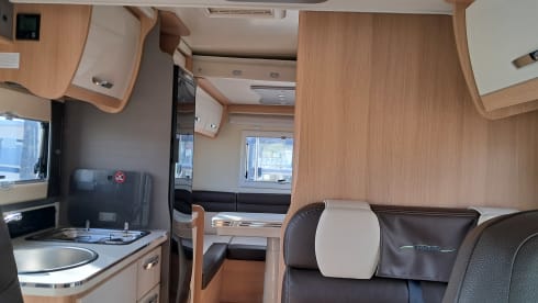 Luxe Etrusco Automaat met enkele bedden/hefbed ,grote garage