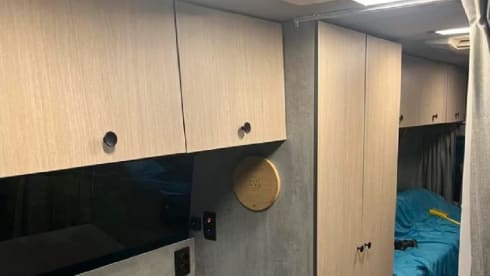 Comfortabel slapen 210x180 bed. En dwarsbed kinderen – 4-seater Mercedes-Benz bus from 2008