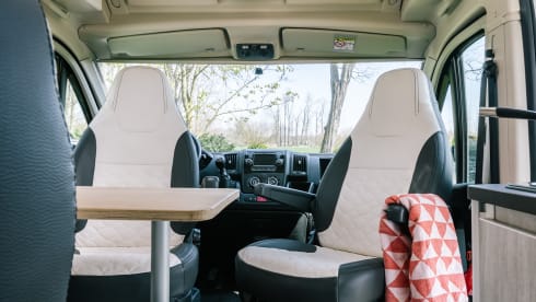 Jackie's hut – Beautiful Peugot Camperbus, 150 HP