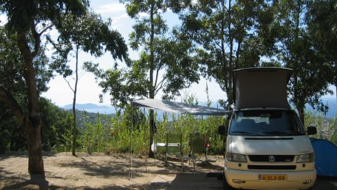The last real Bulli – 4 person Volkswagen T4 California with lifting roof