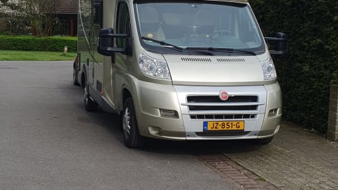 2p Bürstner semi-integrated uit 2011