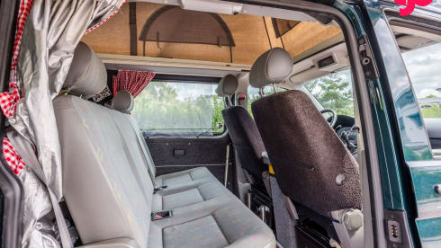Menoenie – 4-person Volkswagen camper van