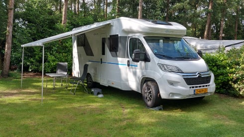 Mergelland – New (2024!) Luxury Sun Living camper 4 pers. + electric folding bike