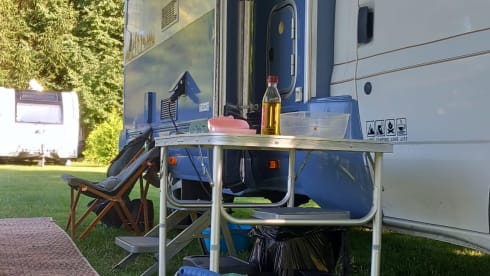 Geheel gerenoveerde camper met retro look. – 4-seater Ford Alcove from 2001