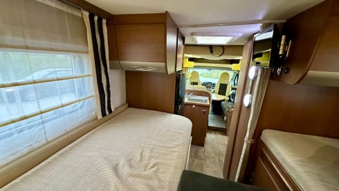 5p Bürstner With single beds and electric fold-down bed