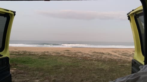 Crazy Yellow Chevy Van per andare tutti "Off Grid".