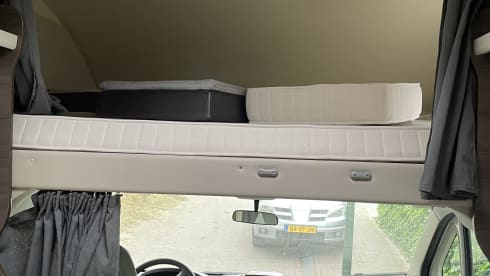 Beautiful, spacious and luxurious camper with awning and air conditioning for the whole family (6 pers