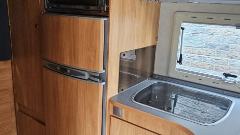 Camper di lusso per 6 persone, versatile e adatto a ogni esigenza.