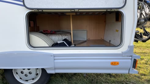 very nice compact 4 person camper