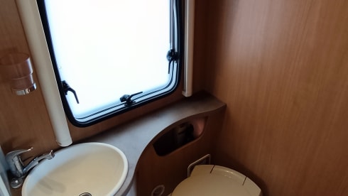 Diesel de roze schaats (kids zijn creatief 😄) – Comfortable and complete 6p alcove camper