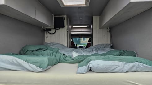 Black Beauty – Kingsize fixed length beds, 2p camper complete