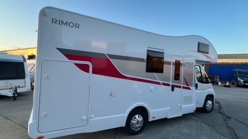 Motorhome to Hire - Rimor Seal 5 - 6 belts 6 berth