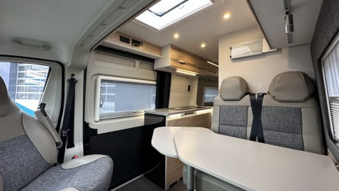 ROTS – Dethleffs Globetrail 640 | 3 person bus camper