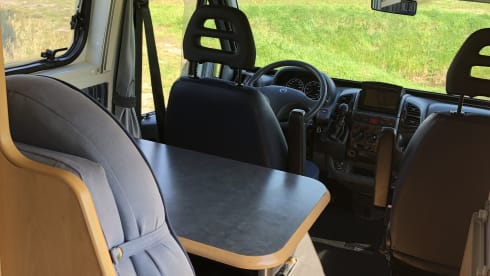 Compact and cozy camper 