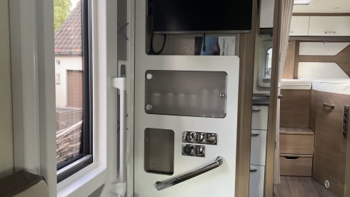 De Vroem Vroem Camper – 4p Bürstner Lyseo Futura TDG690G semi-integrated from 2024!