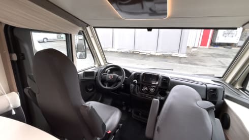 Oscar – Camping-Car Intégral 5 Places Boîte Auto Airco Bruxelles