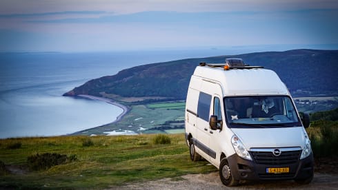 Eli – Luxuriöser autarker Camper – Warmwasser & Außendusche