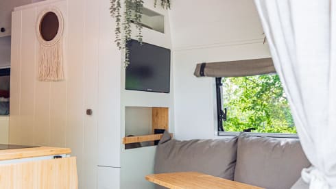 El Monstro – Luxurious and comfortable 2 person camper bus