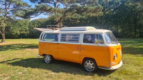 2p Volkswagen campervan uit 1969