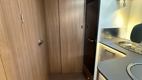 Automaat – 5p luxury camper with separate bed & electric lifting bed