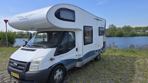 Nice 4.5-person Ford alcove camper. 
