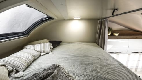 Roller Team 746 - 6 belts/overcab/ – 2023 Roller Team 6 sleeper/rear lounge 