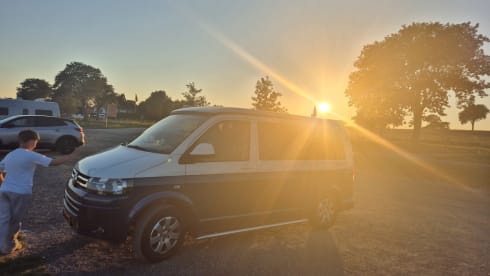 Lucky – 4-seater Volkswagen bus from 2014