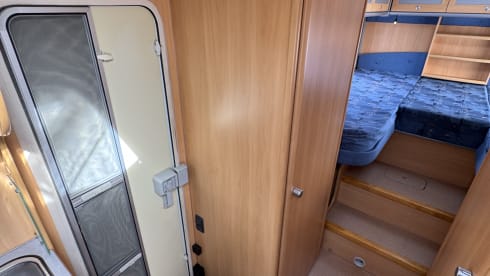 Bel camper semi-integrato Dethleffs per un massimo di 4 persone