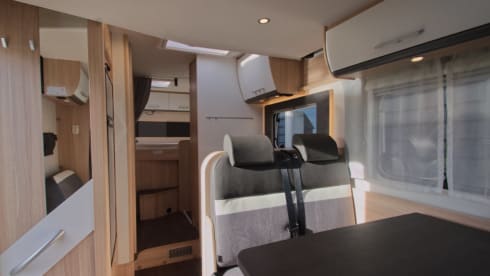 Sunlight T65 – Très beau camping-car Sunlight spacieux pour 4 personnes de 2023, beaucoup d'espace de rangement.
