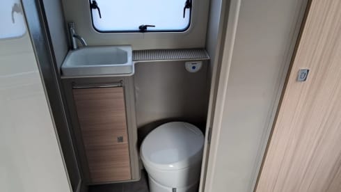 C28 – Zeer luxe 6 pers. Ahorn ,stapelbed, 2x Airco