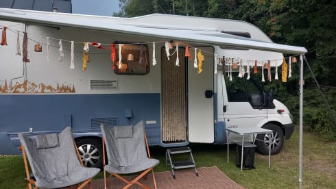 Geheel gerenoveerde camper met retro look. – 4-seater Ford Alcove from 2001