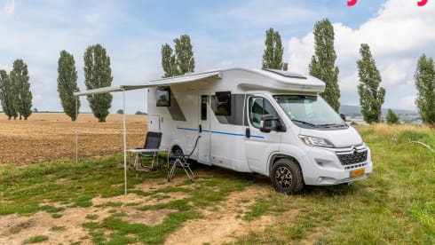 Mergelland – New (2024!) Luxury Sun Living camper 4 pers. + electric folding bike