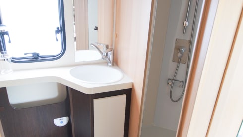 Kampeerwagen met 6 ruime slaapplaatsen