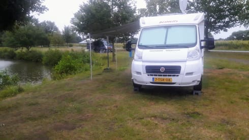 Compact cozy 2/4 person Camper