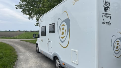 Leuke camper – 4p Bavaria semi-integrated uit 2011